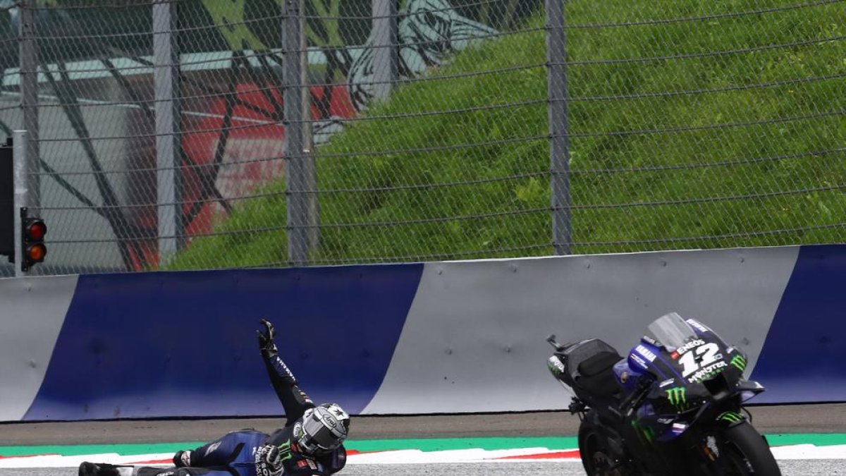 El momento en el que Viñales acaba de saltar de la moto para no estrellarse contra un muro.