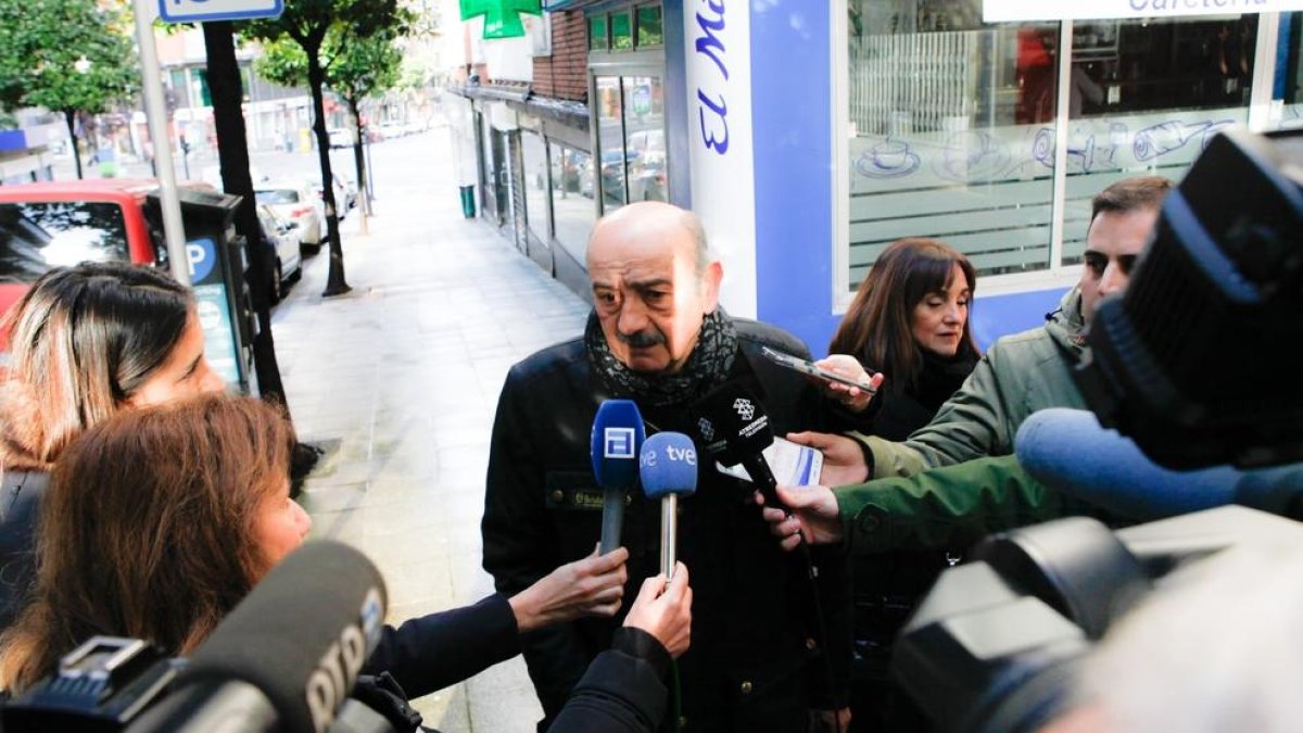 El diputado del PRC, José María Mazón, hace unas declaraciones a la prensa tras su reunión con la socialista Adriana Lastra, en Oviedo.