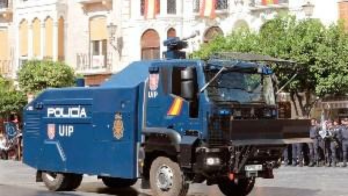 La Policia Nacional desplaça a Barcelona una tanqueta d'aigua per a les protestes