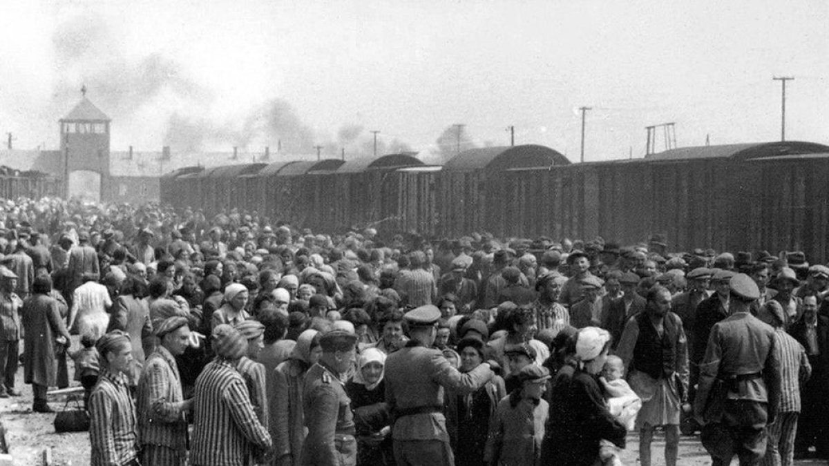 Una imatge de l’època reflecteix l’arribada de jueus a Auschwitz.