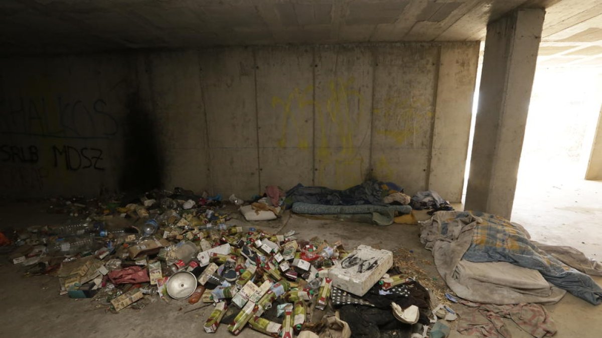 Al campament hi ha matalassos, sacs de dormir, centenars de burilles i muntanyes de botelles d’alcohol, cartrons i roba.