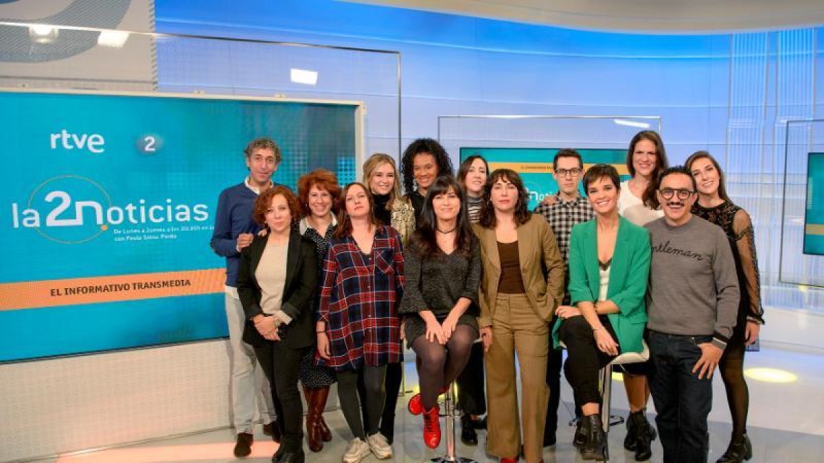 Julia Sáinz Pardo (de verde) y el equipo de ‘La 2 Noticias’.