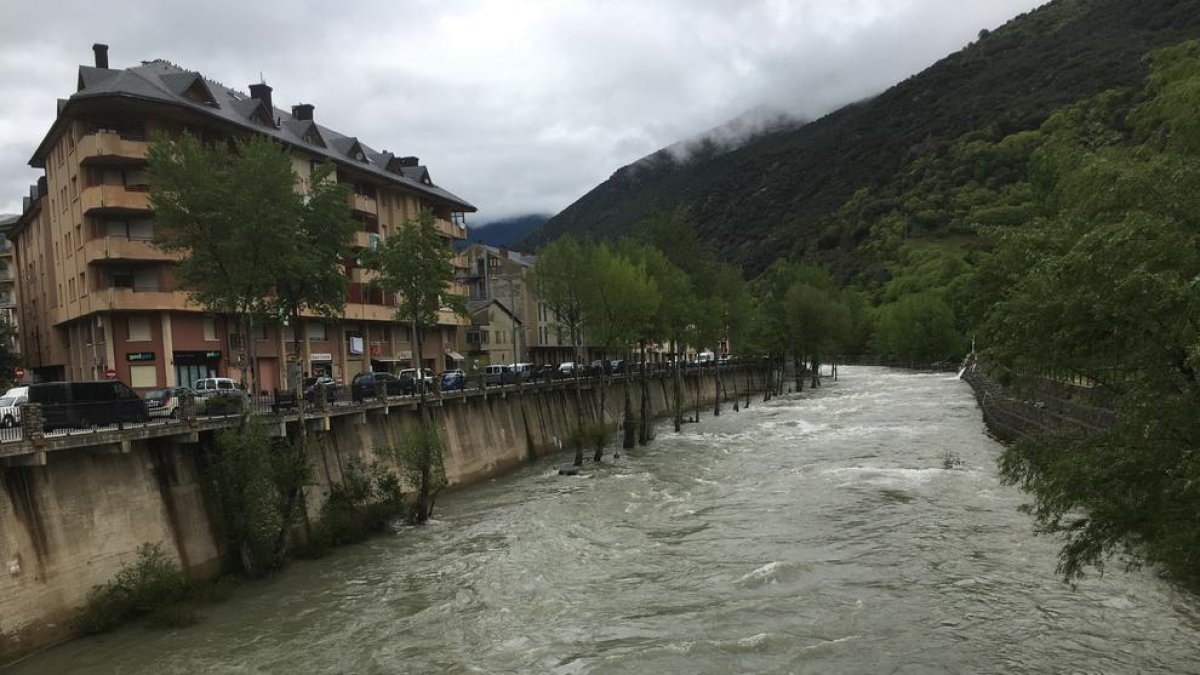 El río Noguera Pallaresa a su paso por Sort.