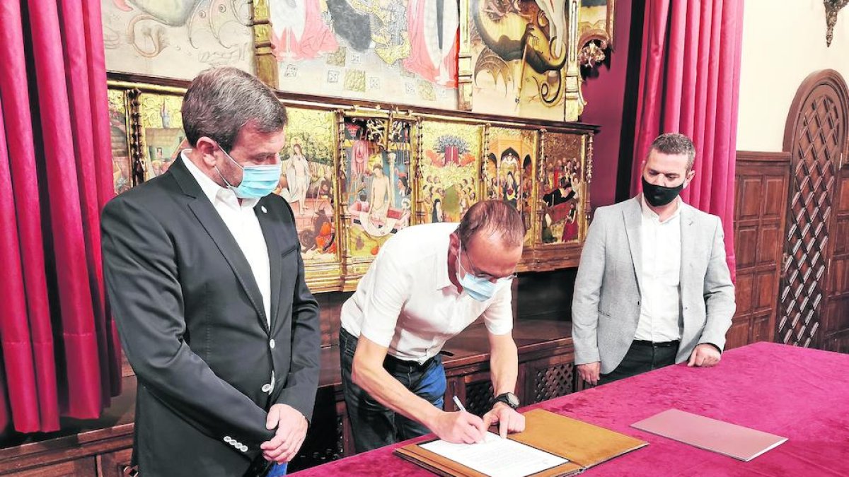 Miquel Pueyo, firmant ahir el conveni al costat de Duch i González.