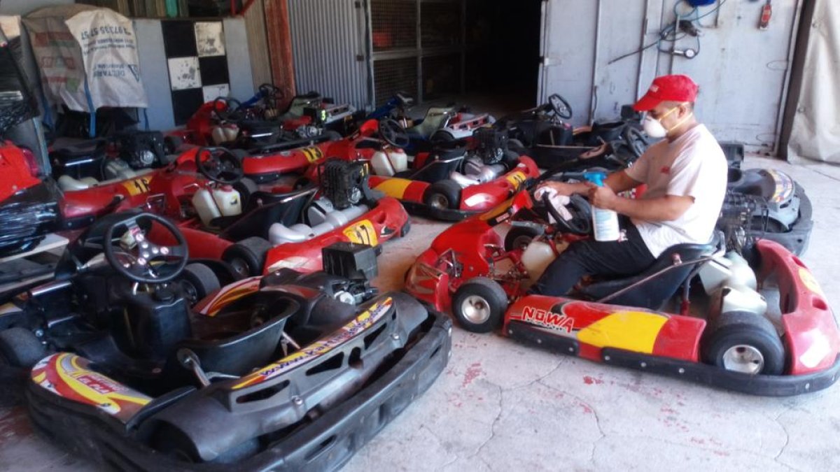 El responsable del Karting El Pla, desinfectando los karts.