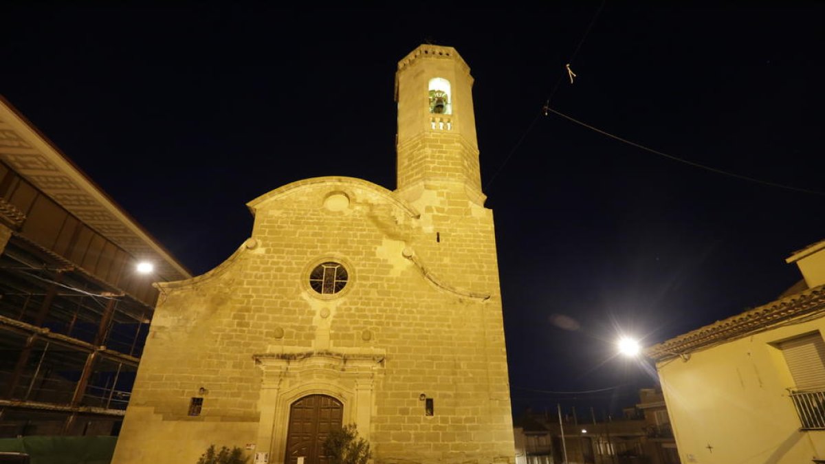 La iglesia de Alpicat que ayer se cerró al público por desprendimientos en la nave central.