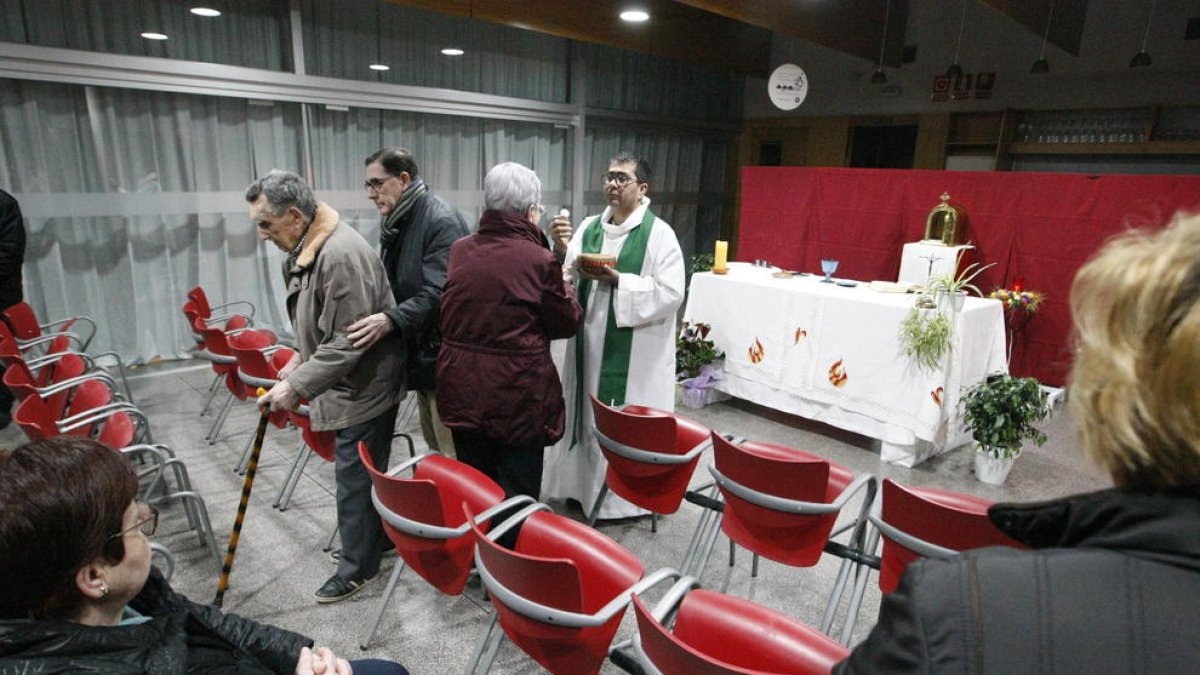 La primera misa en el local social de la Unió de Alpicat.