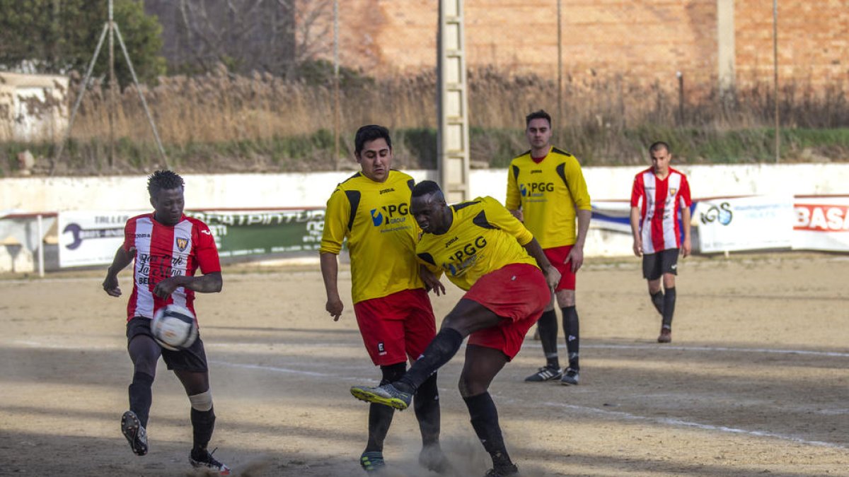 Una jugada del partit d’ahir entre el Bell-lloc i el Ribera d’Ondara.