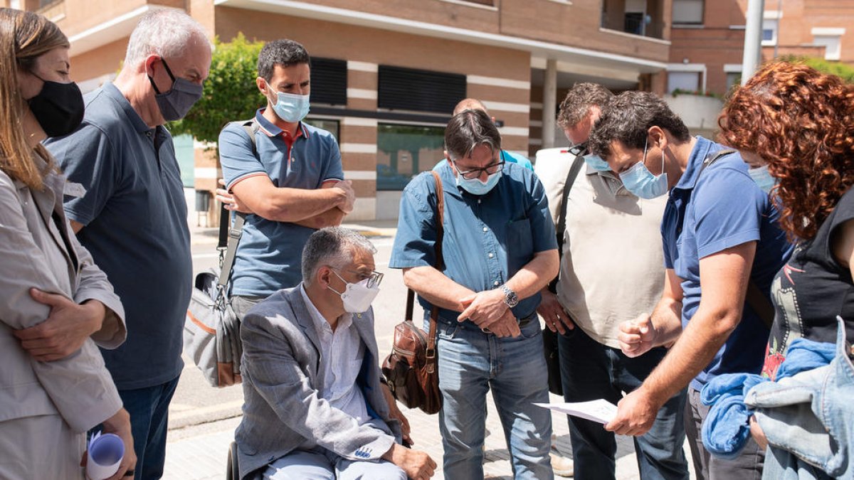 Latorre y los técnicos en la zona donde se construirá la biblioteca.