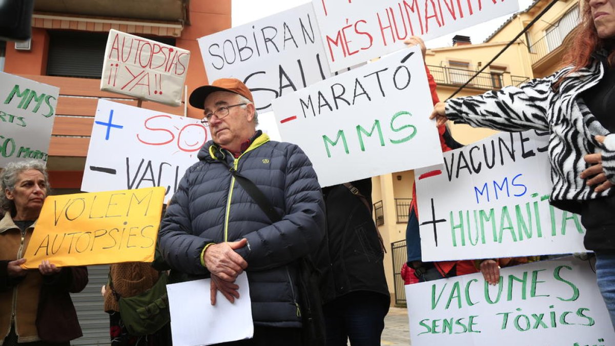 Josep Pàmies delante de la residencia Fiella de Tremp.
