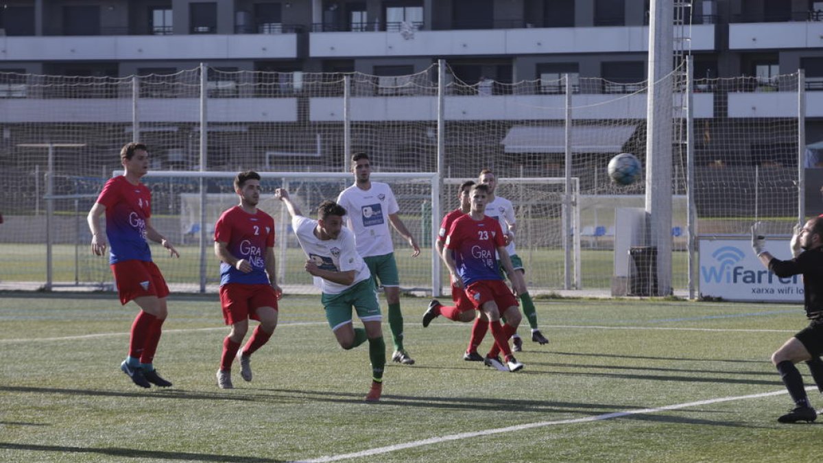 Un jugador del Balàfia cabecea a portería sin ningun defensor que se lo impida.