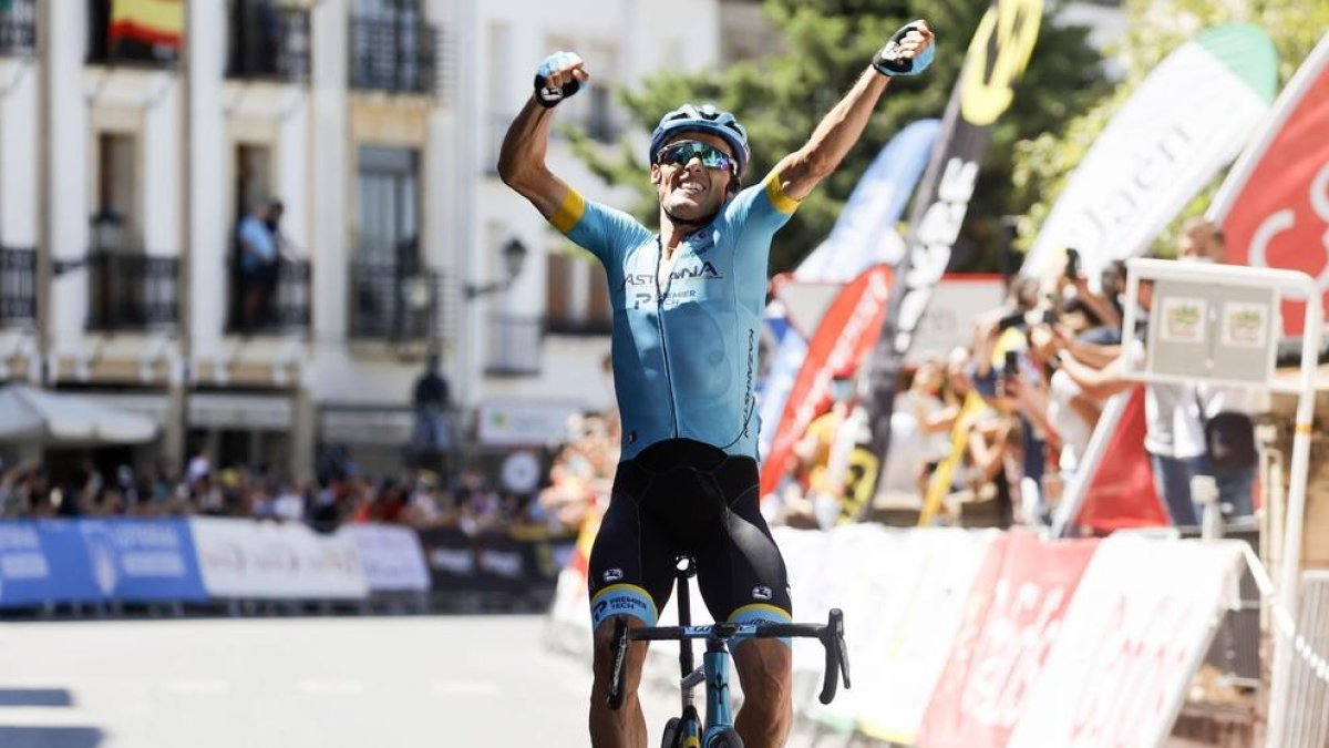 Luis León Sánchez entrant com a vencedor de la prova a la meta de Baeza.