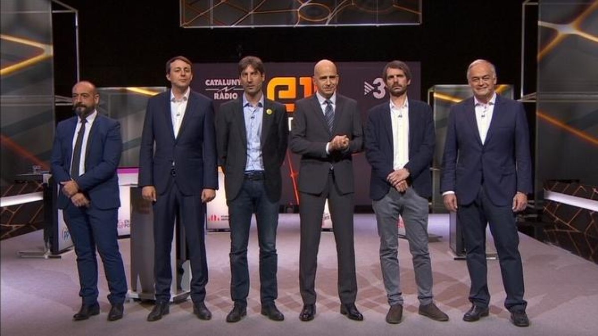 Imagen de los participantes del debate y el moderador durante la pausa.