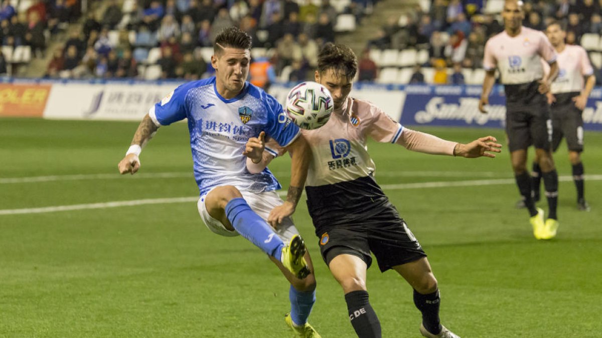 Raúl González intenta la rematada.