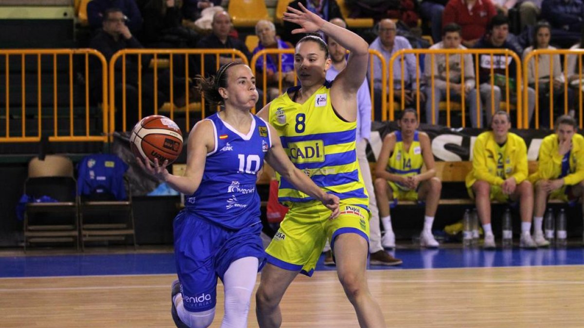 La jugadora del Cadí, Irati Etxarri, defiende ante la base del Perfumerías Avenida, María Asurmendi.
