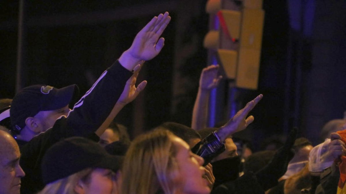 Un jove davant d’una de les barricades incendiades al centre de Barcelona.