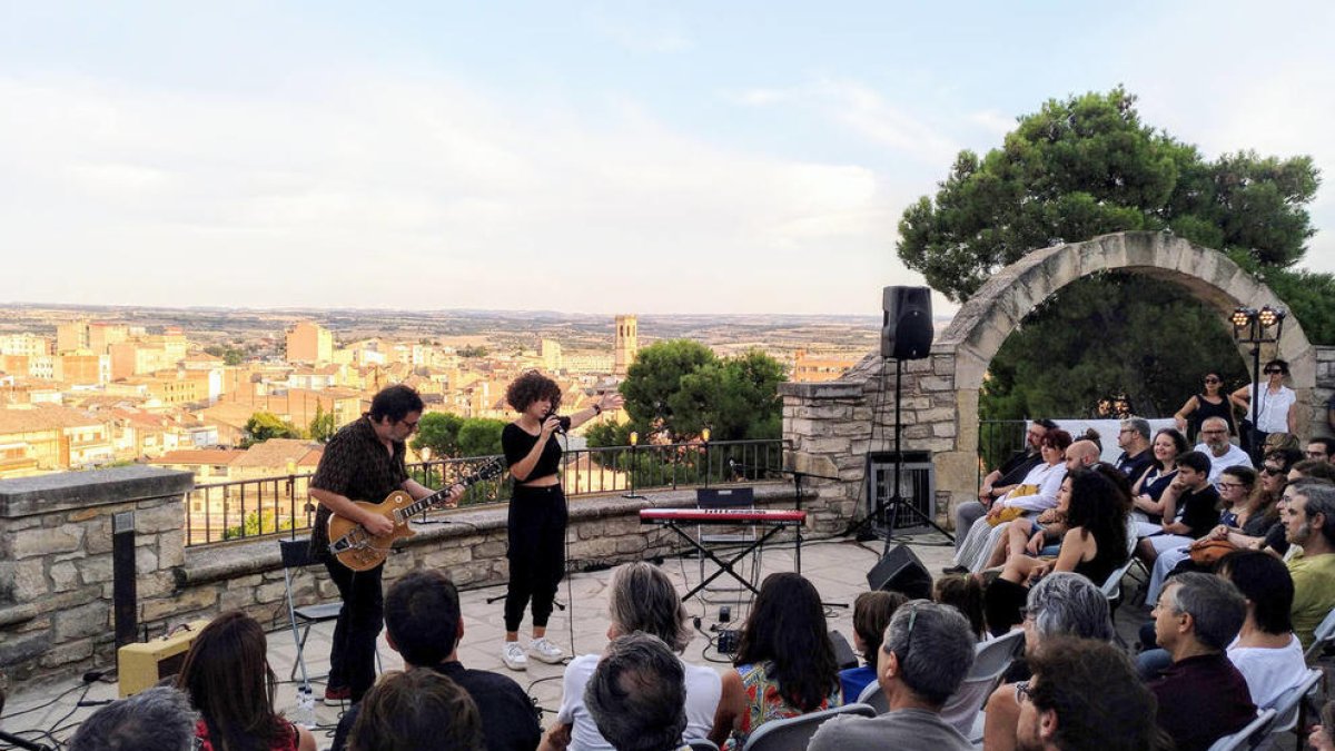 La cantant Paula Valls encisa el públic en el primer concert de “Terrats en Cultura” a Tàrrega