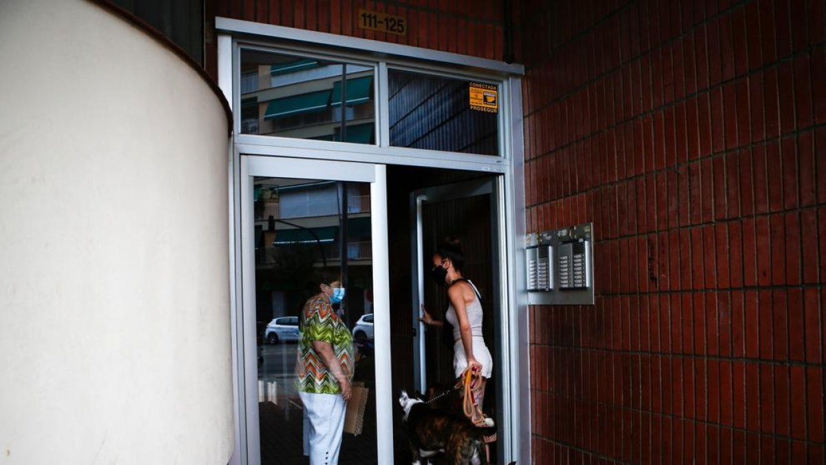 Imagen del portal del edificio donde ocurrió el crimen.