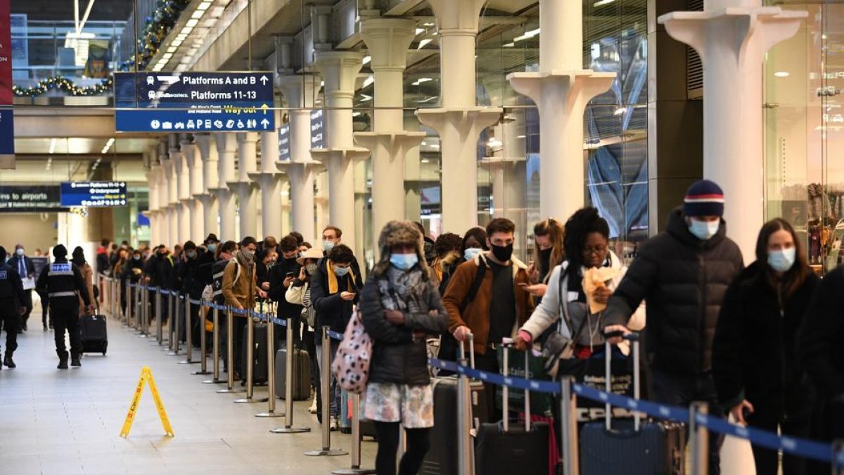 Cola en la estación de St Pancras en Londres, mientras esperan para abordar el último tren a París.