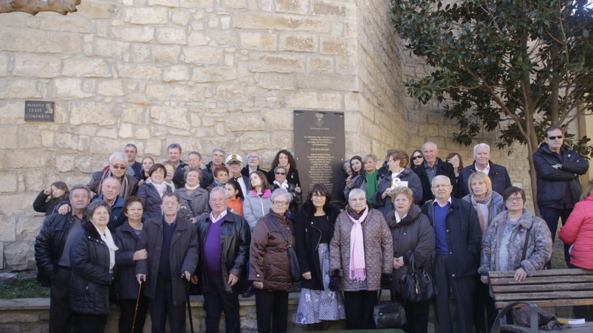 Els familiars dels represaliats de Seròs, al costat de la placa en la qual se’ls recorda.