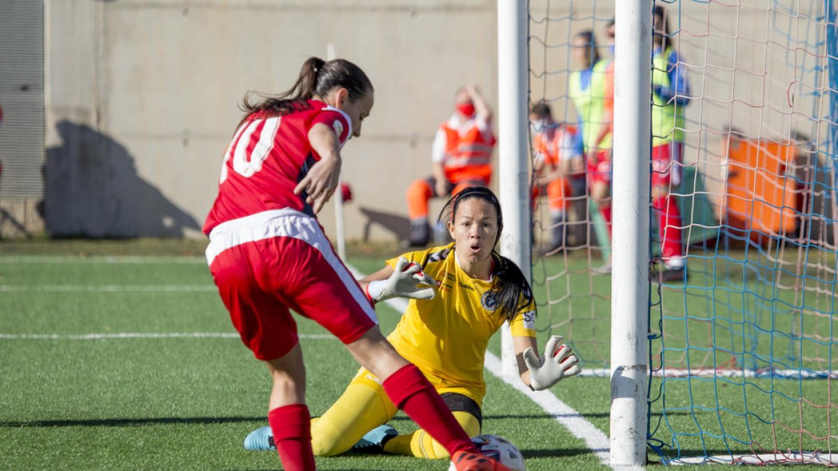 Andrea, en una acció davant de la portera del Saragossa, durant el partit d’ahir.