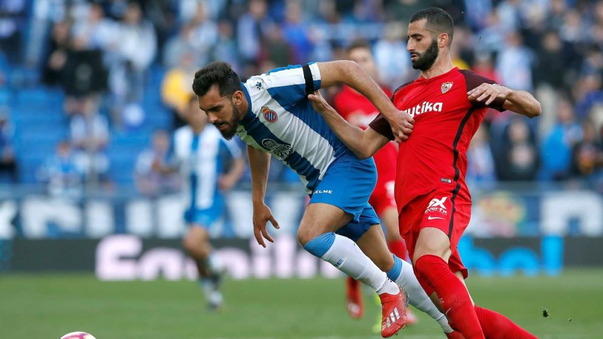 El davanter de l’Espanyol Borja Iglesias intenta anar-se’n del marcatge del francès Maxime Ganalons.