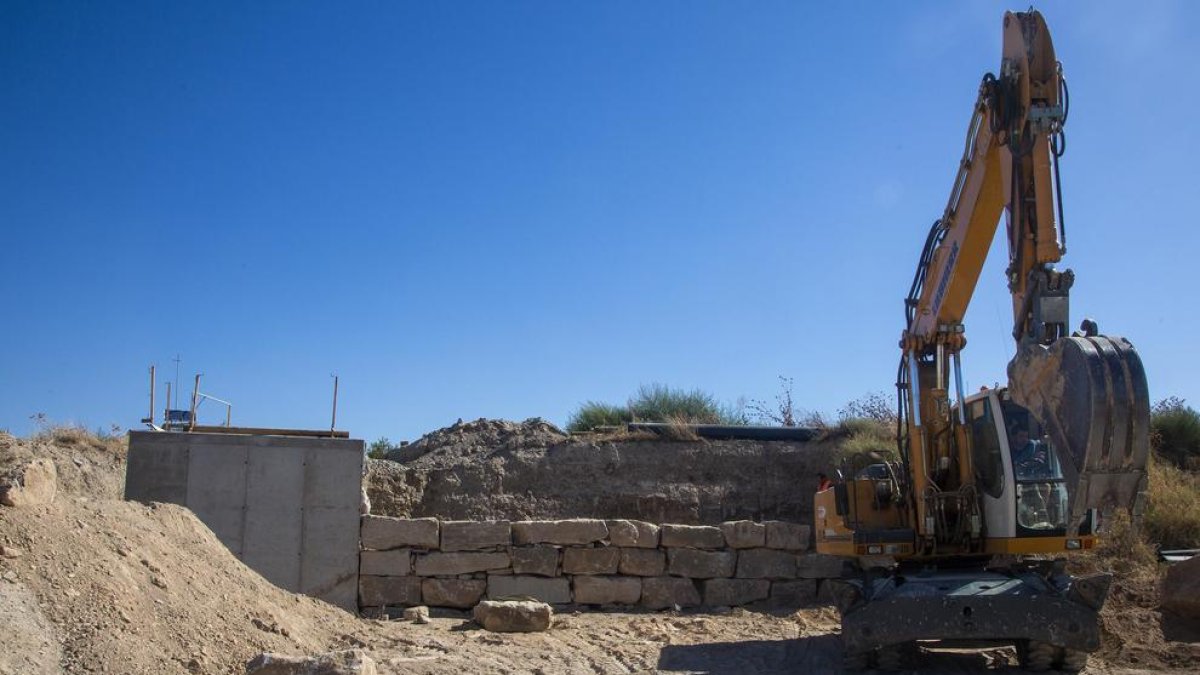 La asociación de agricultores completa la obra con un muro.