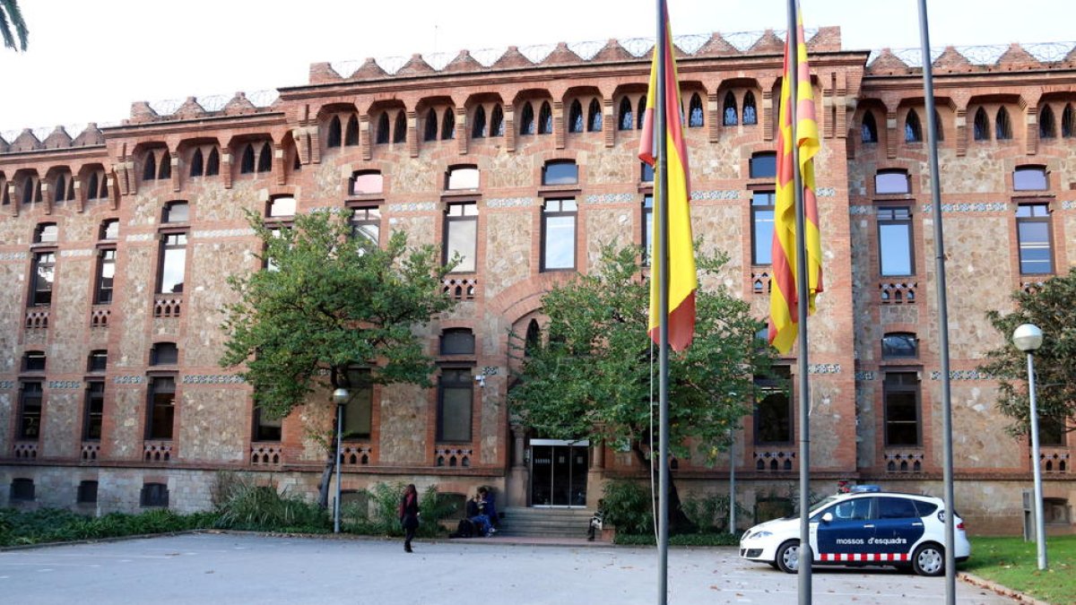 Vista del edificio del departamento de Salud de la Generalitat.