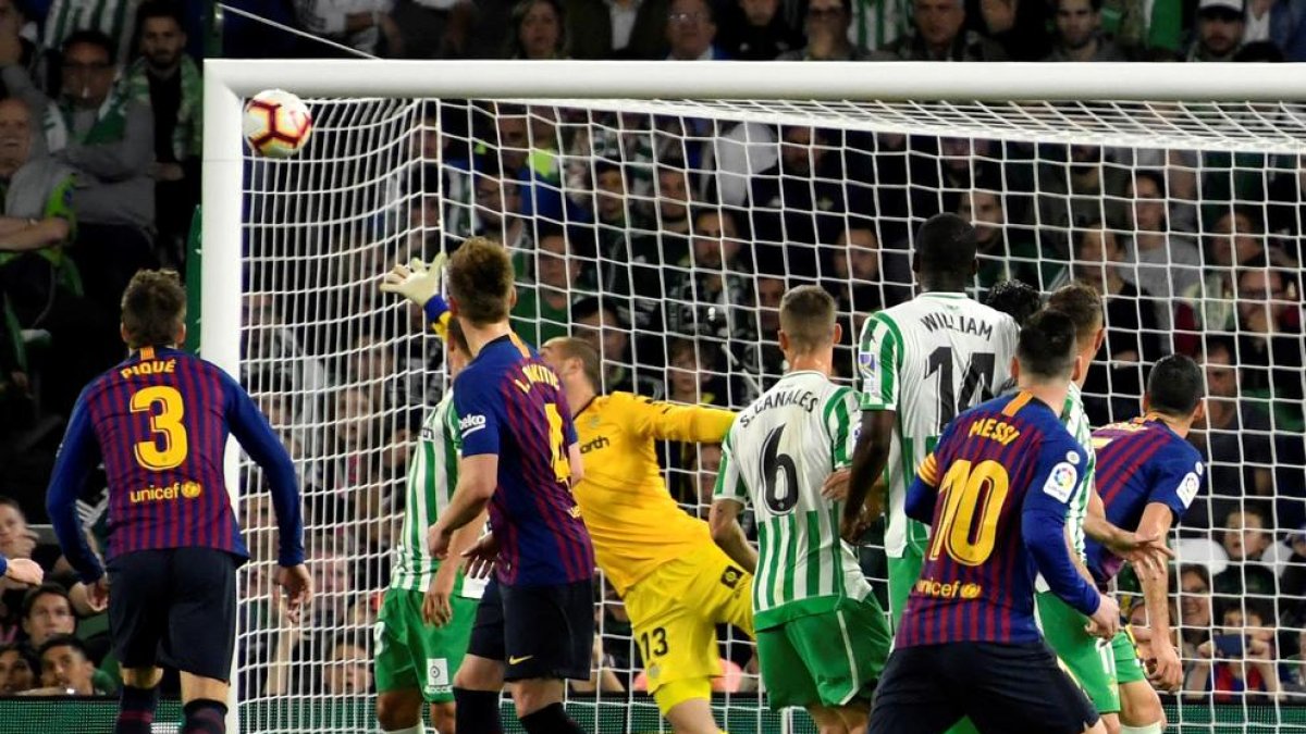 Luis Suárez es va retirar lesionat - El davanter uruguaià va haver de ser substituït al minut 89 per Coutinho després de relliscar en una pressió a un jugador rival i fer-se mal al turmell dret. Valverde va confirmar poc després que Suárez t ...