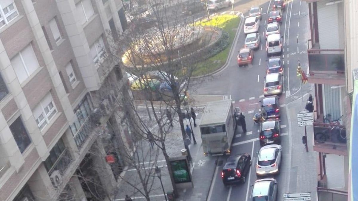 Una furgoneta obstaculiza el paso en Lluís Companys.