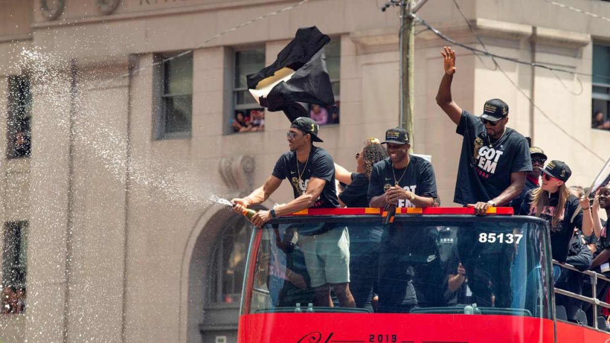 Jugadores de los Raptors, durante el desfile por las calles de Toronto para celebrar el título.