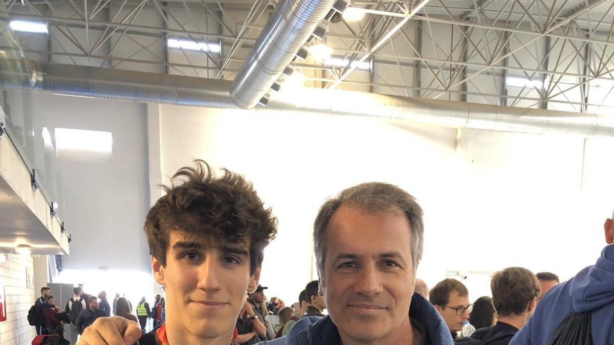 Erta, amb la medalla, al costat del seu pare i entrenador, Quim.