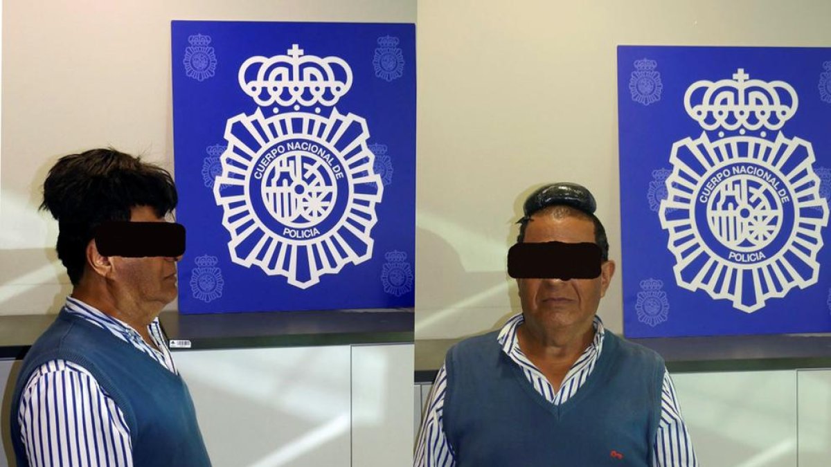L’home fotografiat per la policia després de ser interceptat.