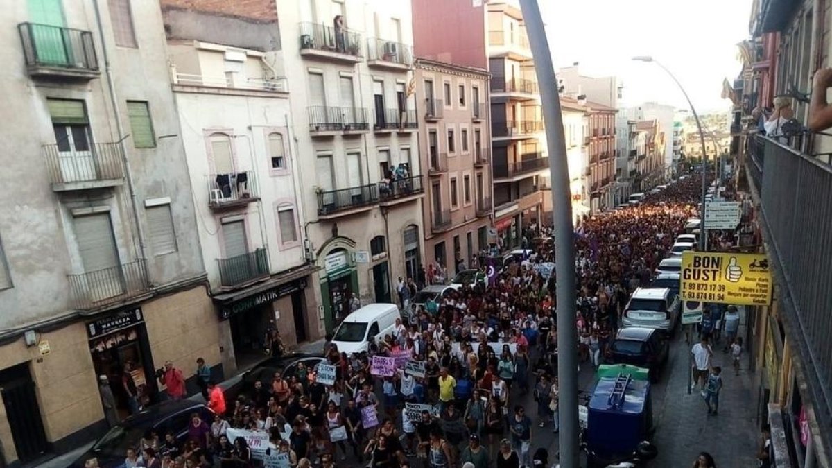 Más de 5.000 personas marcharon ayer por las calles de Manresa en apoyo a la víctima.