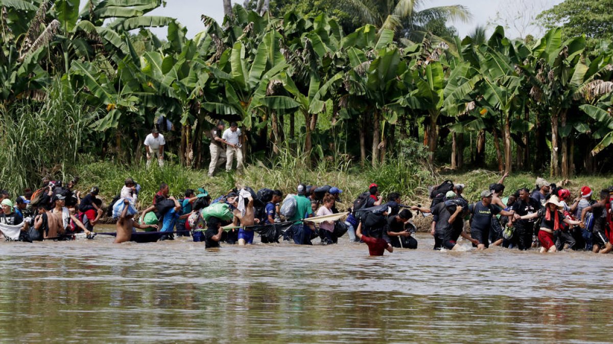 Integrantes de una caravana de migrantes en su camino a EEUU.
