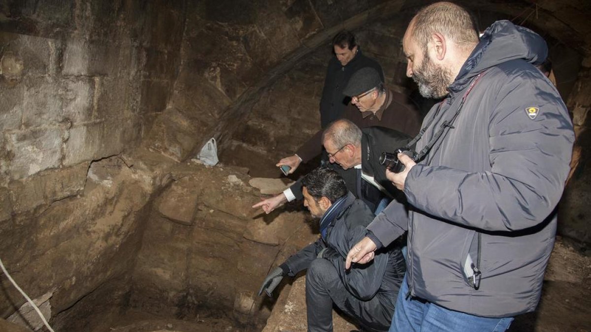 El conseller Calvet en su visita al molino de Puigverd d’Agramunt que se está restaurando.
