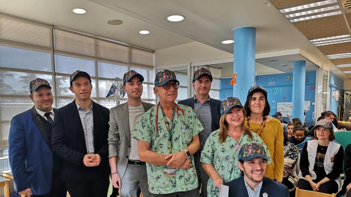 Foto de família dels responsables de la iniciativa, ahir a l’Aula Hospitalària de l’Arnau de Lleida.