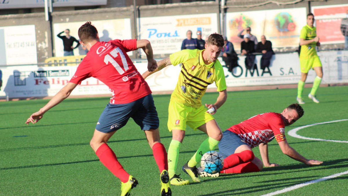 Joan i Marcel intenten tallar un avanç d’un jugador de l’Igualada durant el partit d’ahir al Municipal.