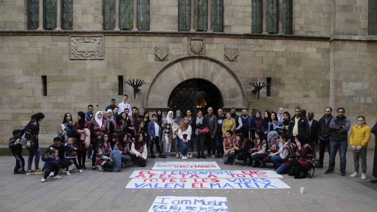 Unim Cultures clama contra el terrorisme a la plaça Paeria