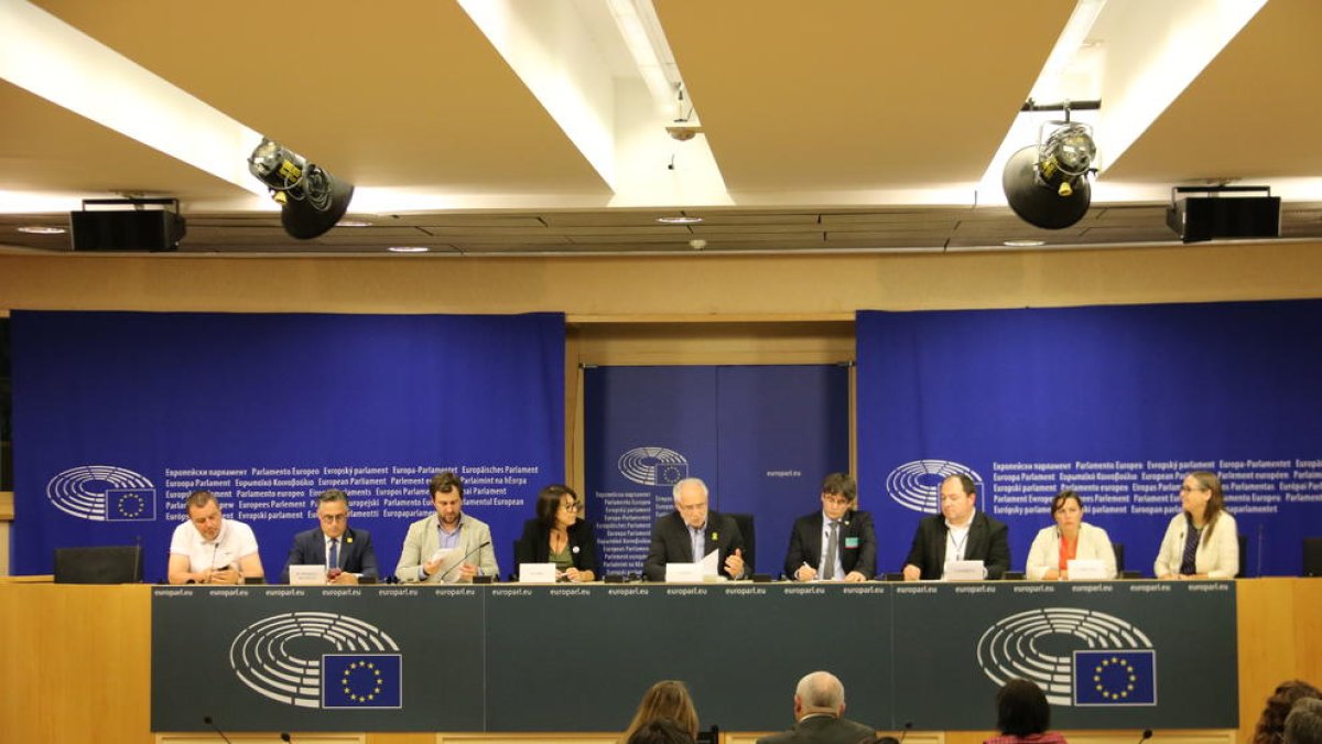 Puigdemont y Comín, ayer en el Parlamento Europeo, con líderes independentistas y eurodiputados.