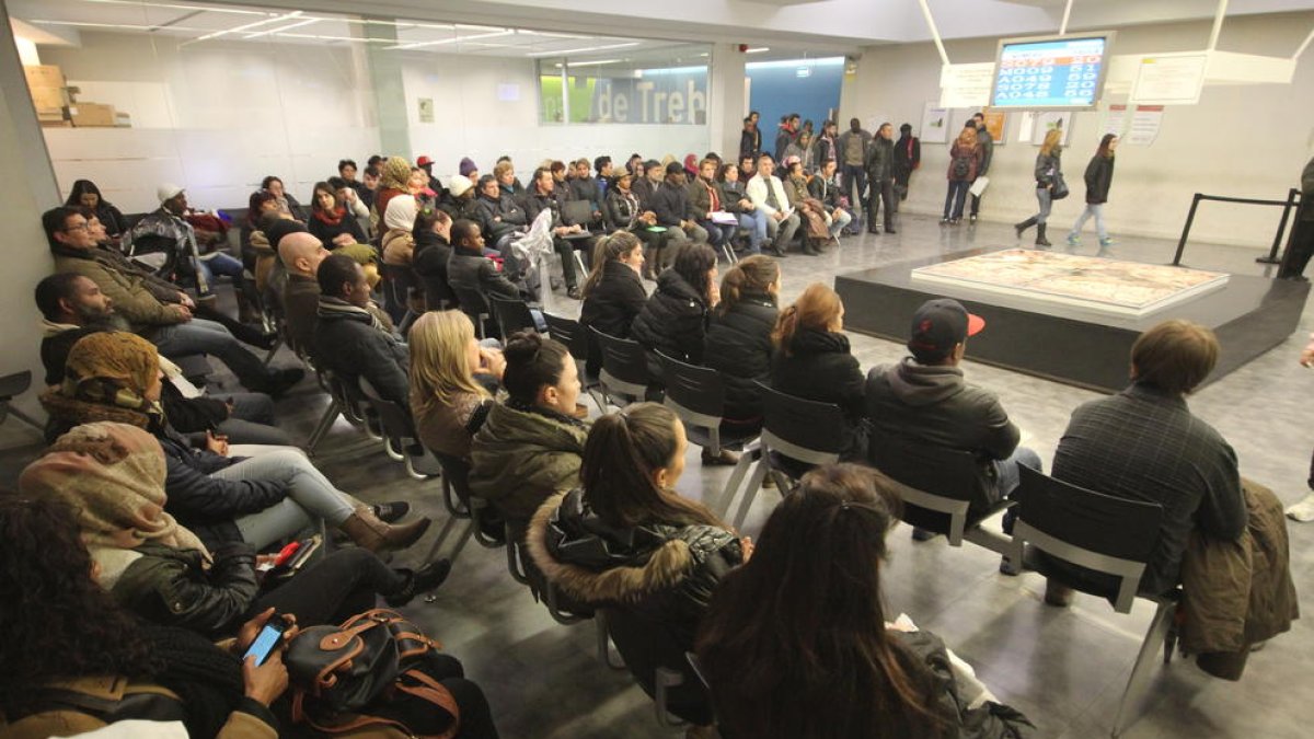 Vista de la sala d’espera de les oficines del SOC, al carrer Acadèmia de Lleida.