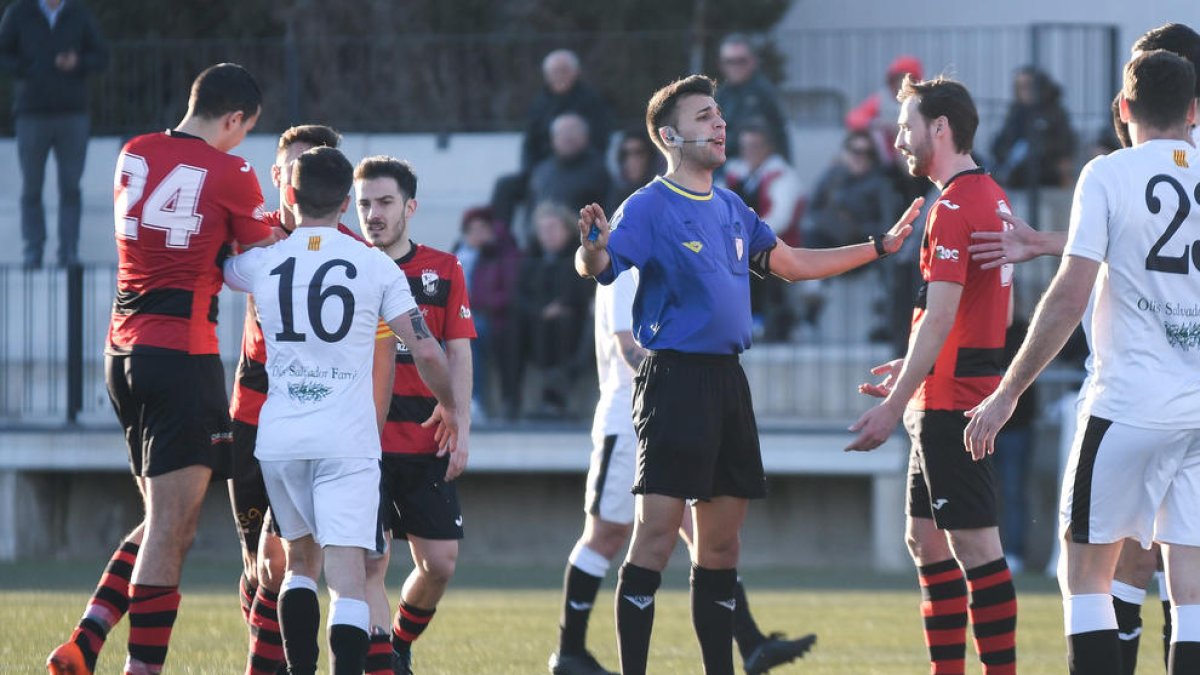 Diversos jugadors discuteixen després d’una falta assenyalada pel col·legiat Galera Ferrer