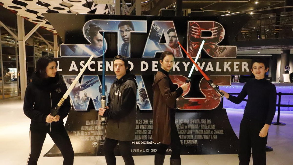 Alguns espectadors van assistir ahir a l’estrena al JCA Alpicat ‘preparats’ per a l’ocasió.