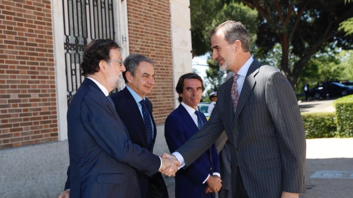 Felipe VI saluda a los expresidentes del Gobierno.