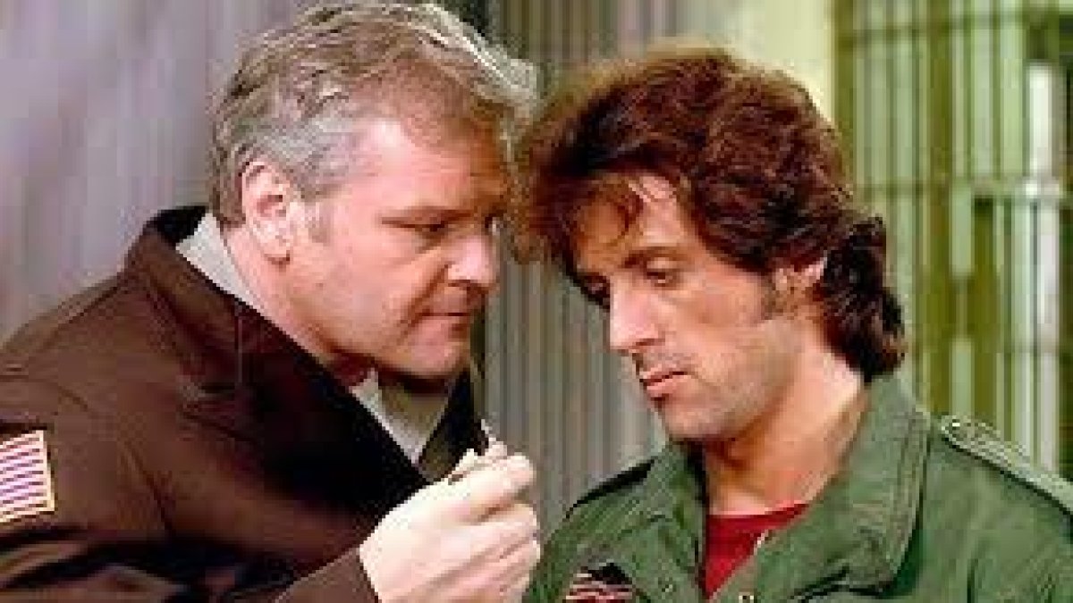 Dennehy donant-li canya a Rambo.