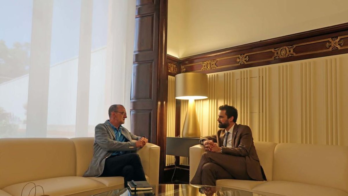 Pueyo i Torrent es van reunir ahir al Parlament.