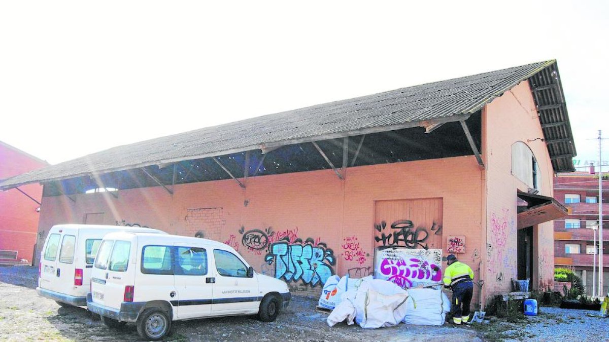 La nave municipal que se ha convertido en refugio temporal.