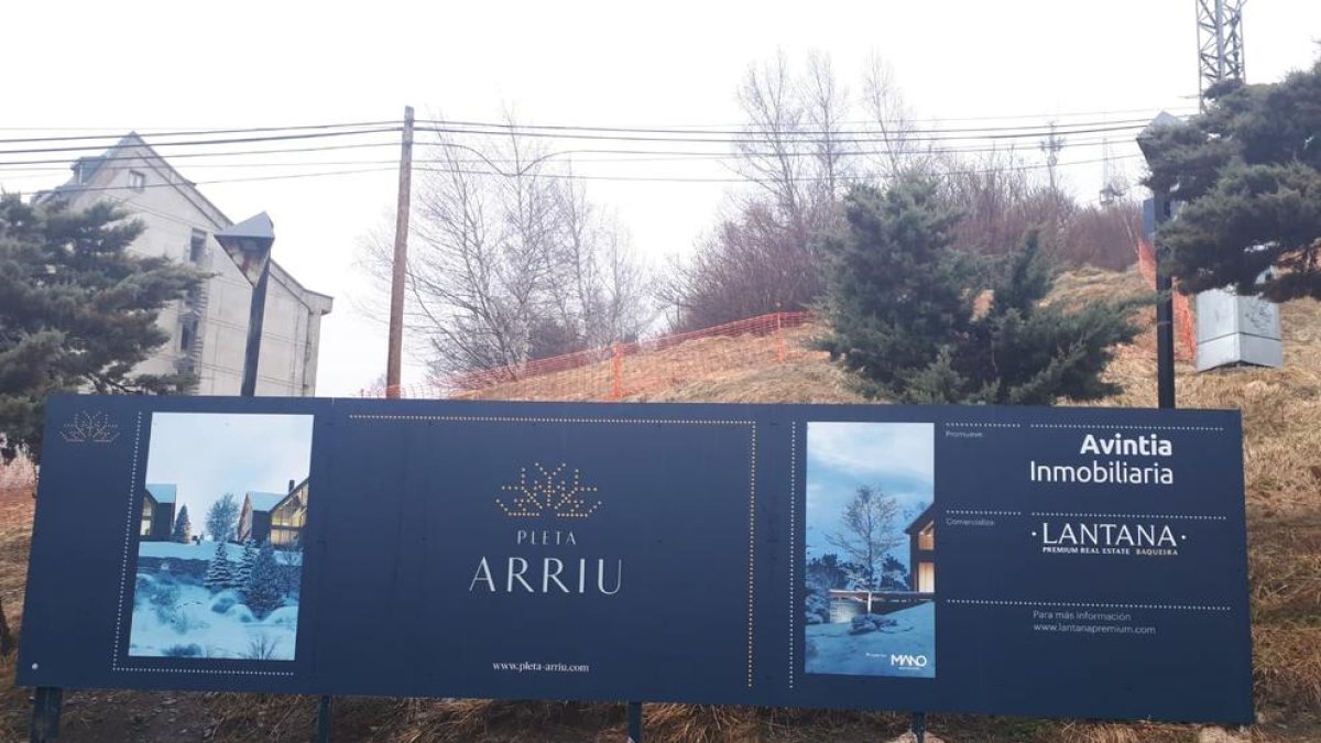 Cartell de promoció de la nova pleta de cases de luxe a Baqueira en una fotografia de l’abril passat.