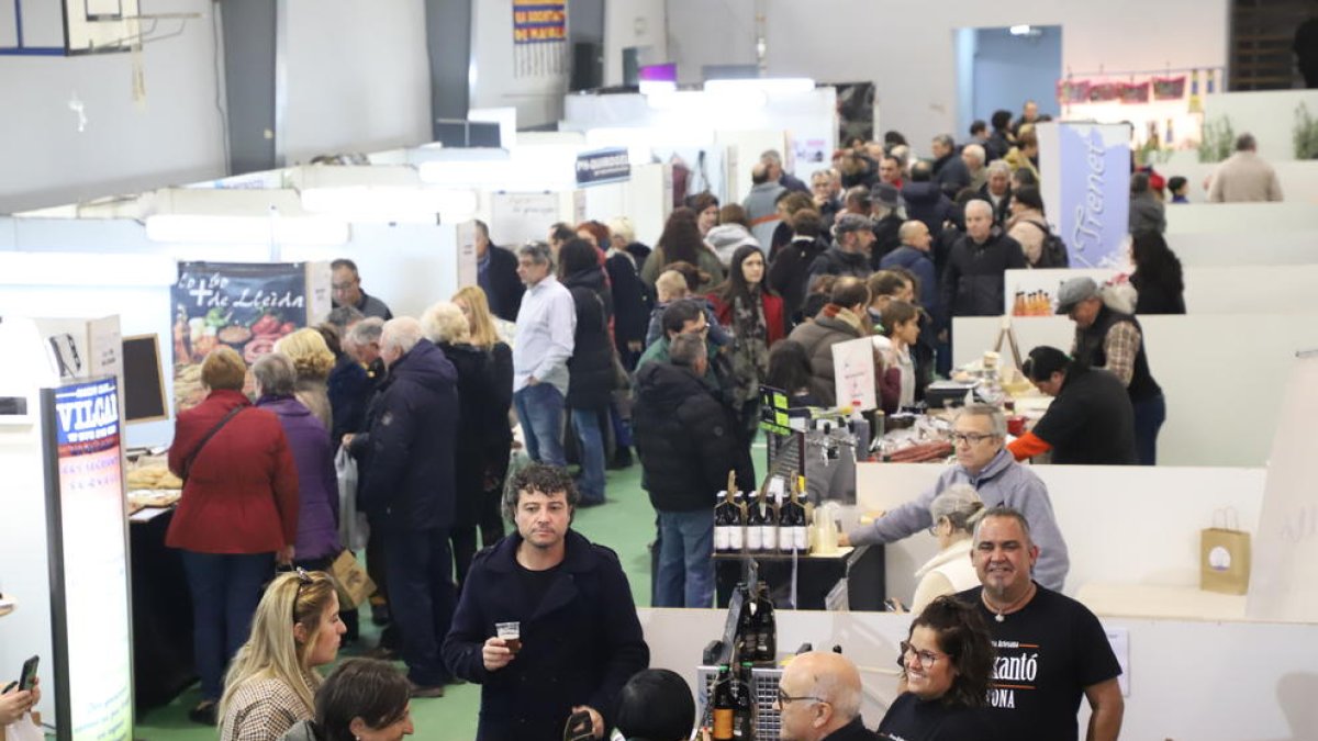 La Fira de l’Oli Verd de Maials vendió más de trece mil litros de aceite y la Mostra de Les Borges (arriba a la derecha), 2.500. Almenar (abajo) clausuró Fira Tast.