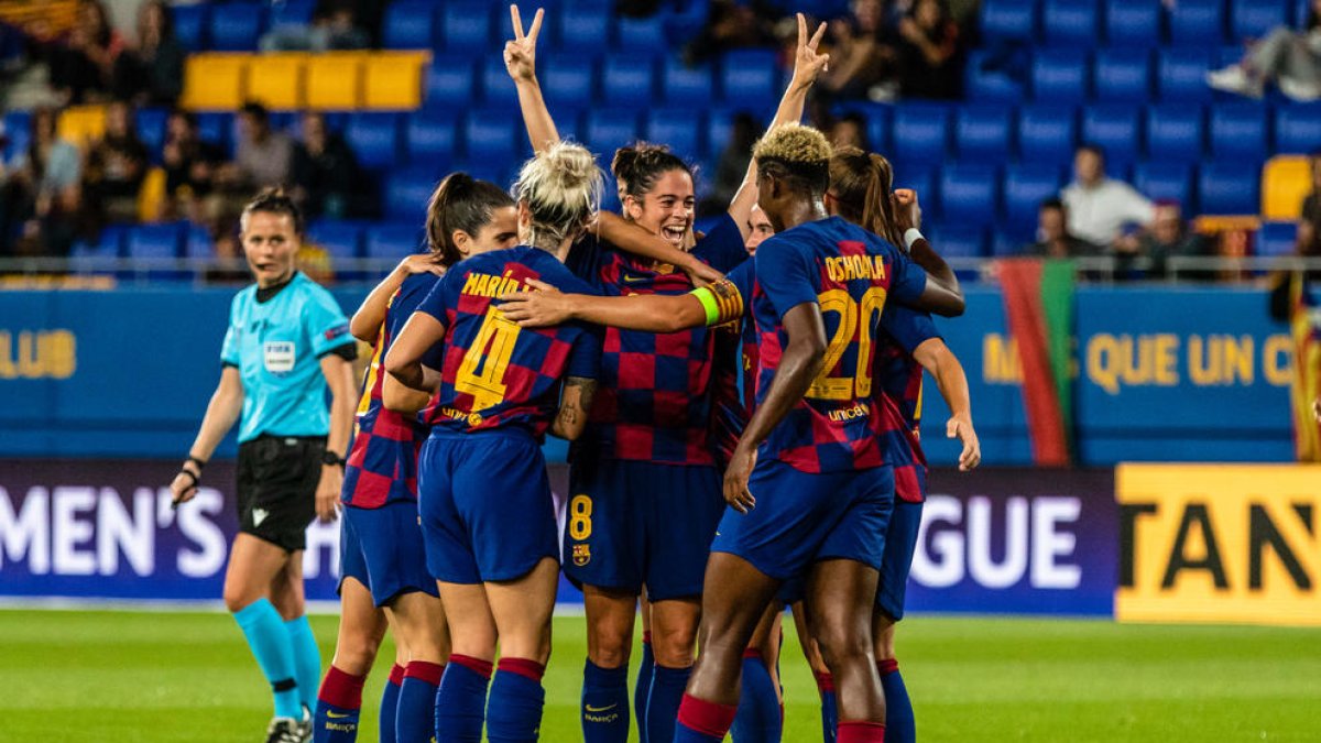 Les jugadores del Barça celebren un dels cinc gols.